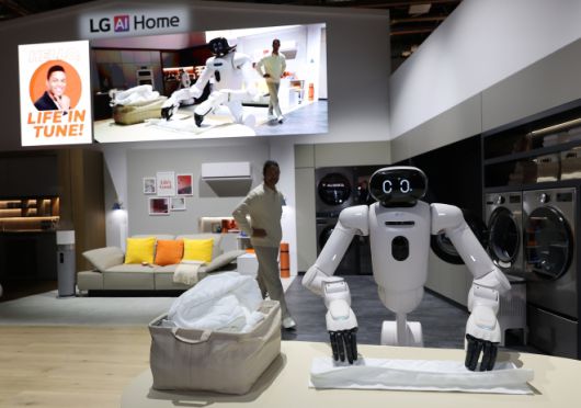 세계 최대 가전·정보기술(IT) 전시회 CES 2026을 앞둔 5일(현지시간) 미국 네바다주 라스베이거스 컨벤션센터(LVCC) LG전자 부스에서 홈 로봇 ‘클로이드’가 수건을 정리하는 시연을 하고 있다. 2026.1.6 연합뉴스