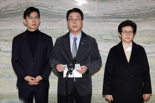 곽규택 국민의힘 원내수석대변인 등 원내부대표단이 7일 국회 의안과에 더불어민주당 공천헌금 수수 의혹 사건 특검법안을 제출한 뒤 취재진 앞에서 발언하고 있다. 연합뉴스