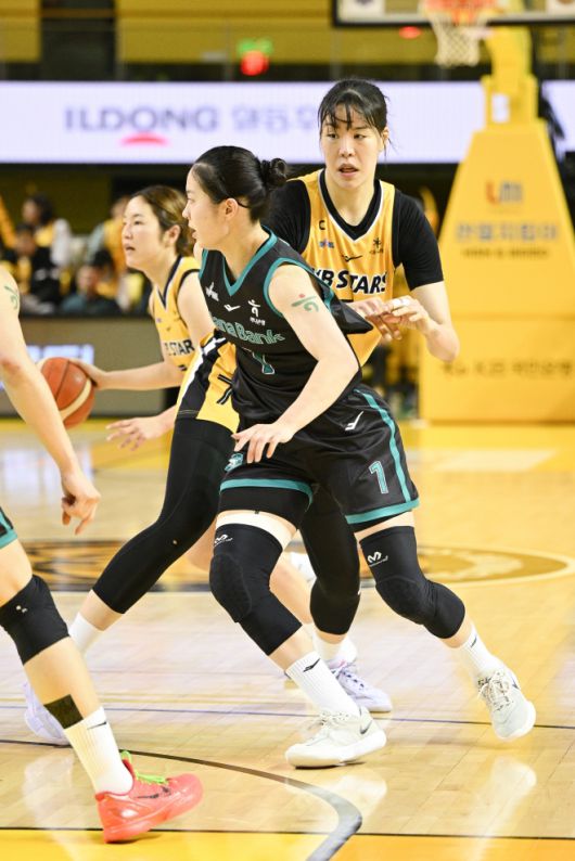 청주 KB의 박지수와 부천 하나은행의 박소희. WKBL 제공