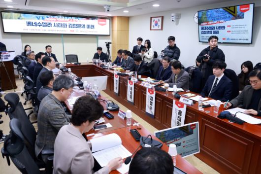 8일 국회의원회관에서 국민의힘 유용원·김건 의원이 연 ‘베네수엘라 사태와 김정은의 미래’ 긴급토론회에서 김건 의원이 인사말하고 있다. 연합뉴스