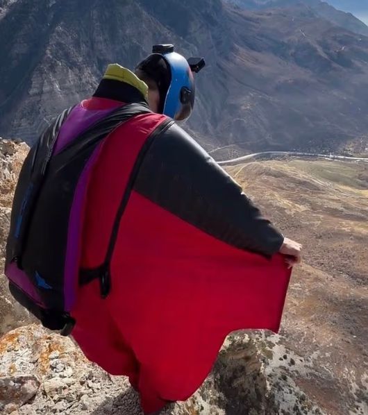 윙슈트를 입고 비행을 준비하고 있는 브렌던 와인스타인. 자료사진