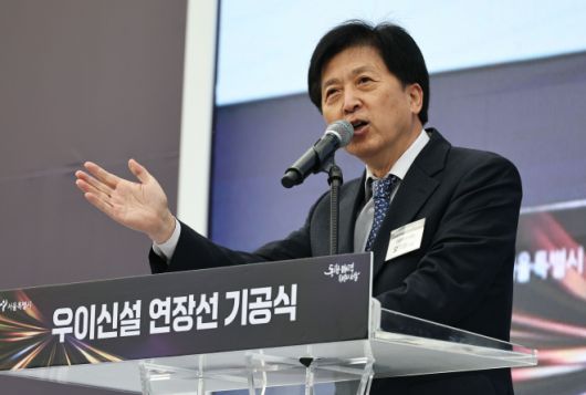 축사하는 오기형 의원 - 오기형 더불어민주당 의원이 지난해 11월 24일 서울 도봉구 방학사계광장 여름마당에서 열린 우이신설 연장선 기공식에서 축사를 하고 있다.연합뉴스