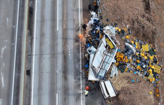 다수 사상자 나온 서산영덕고속도로 다중추돌사고 현장 - 10일 경북 상주시 서산영덕고속도로에서 발생한 다중 추돌사고로 다수 사상자가 발생한 가운데, 사고로 부서진 화물차를 관계자들이 수습하고 있다. 2026.1.10. 연합뉴스