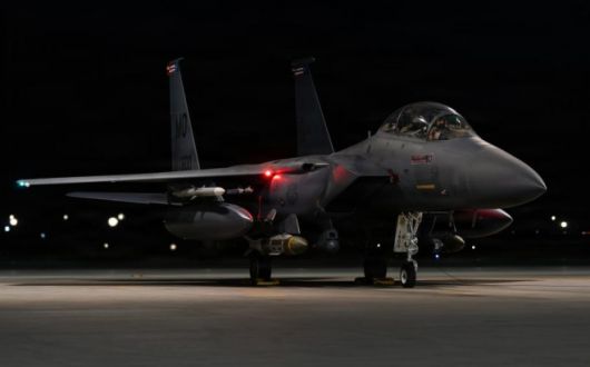 미 중부사령부(CENTCEOM)가 엑스(X·옛 트위터)에 공개한 영상 속 미 공군 F-15E 스트라이크 이글 전투기가 500파운드급 정밀유도폭탄을 탑재한 채 야간 공습 임무를 준비하고 있다. F-15E는 장거리 정밀타격과 야간 작전에 특화된 미 공군의 주력 전투기로, 이번 시리아 IS 공습에 투입됐다. ⓒ미 중부사령부 엑스