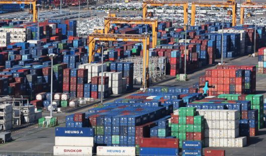 (평택=연합뉴스) 홍기원 기자 =1일 경기도 평택항에 컨테이너가 쌓여 있는 모습. 2026.1.1     xanadu@yna.co.kr