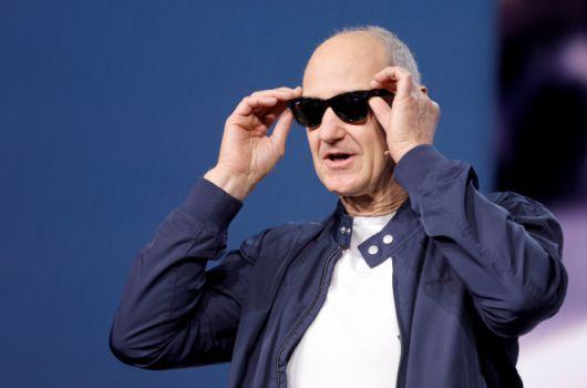 롤런드 부시 지멘스 AG 회장이 CES 개막일에 키노트 연설을 하면서 스마트 안경인 ‘메타 레이밴’을 착용하고 있다. 라스베이거스 로이터 연합뉴스