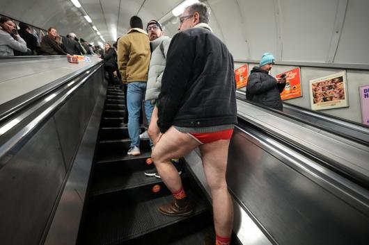 “오늘은 바지가 너무 무거워” - 11일(현지 시간) 영국 런던에서 연례 ‘바지 안 입고 지하철 타기’(No Trousers Tube Ride) 행사가 열려 바지를 입지 않은 승객들이 승강기를 이용하고 있다. 2002년 미국 뉴욕에서 시작된 이 행사는 세계로 퍼져나가 매년 1월 세계 각지에서 열리는 국제 행사로 자리 잡았다. 2026.01.12. 뉴시스
