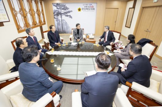 진일표 주부산 중국총영사 일행과 면담중인 경북도의회(의장 박성만). 경북도의회 제공