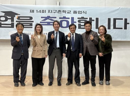 아이수루 의원(오른쪽에서 두 번째)이 주요 내빈들과 기념촬영을 하고 있다.