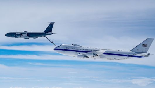 공중 급유 중인 E-4B 나이트워치 자료사진. 미 공군 제공