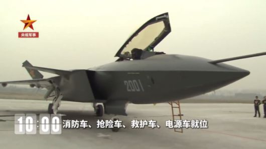 중국 관영 매체가 공개한 영상에서 J-20 전투기가 지상에서 시험비행 준비를 하고 있다. 중국은 J-20 첫 비행 15주년을 맞아 당시 장면이 담긴 영상을 11일 공개했다. 중국 관영 매체 캡처.