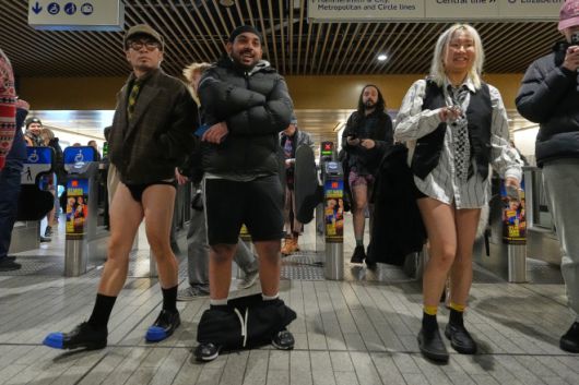 연례 행사인 ‘바지 안 입고 지하철 타기(No Trousers Tube Ride)’가 열린 2026년 1월 11일(현지시간), 영국 런던에서 승객들이 하의를 입지 않은 채 지하철을 이용하고 있다. AP뉴시스