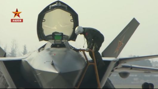 J-20 전투기에 조종사가 탑승하고 있는 모습. 외신들은 J-20의 첫 비행이 중국 공군 전력 구상에 상징적 전환점이 됐다고 평가했다. 중국 관영 매체 캡처