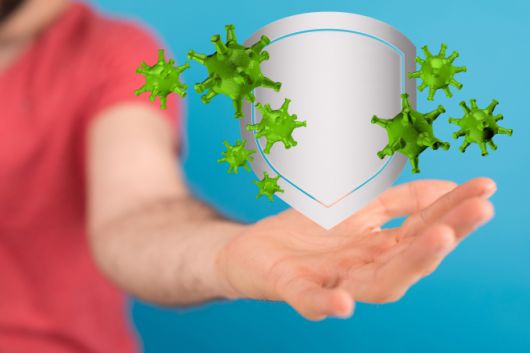 면역 체계가 외부 병원체로부터 몸을 방어하는 개념을 표현한 이미지. 연구진은 초고령자들의 면역 기능이 노화로 약화되기보다 핵심 역할을 유지하며 적응해 온 것으로 분석했다. 123rf