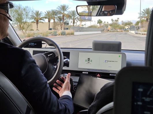 현대차그룹 모셔널의 아이오닉5 로보택시가 지난 8일(현지시간) 주행하는 도중 운전석에 탑승한 운영자가 운전대에 손을 갖다대지 않고 있다.  라스베이거스 하종훈 기자