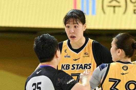 박지수가 28일 충북 청주체육관에서 열린 청주 KB와 부천 하나은행의 경기 4쿼터 종료 전 나온 심판 판정에 불만을 품고 눈을 부릅뜨고 항의하고 있다. 2025.12.28 WKBL 제공