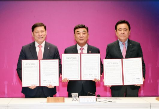 허구연(왼쪽) KBO 총재와 김두겸(가운데) 울산시장, 김철욱 울산시체육회장이 같은 해 11월 5일 울산시청 2층 대회의실에서 ‘울산 프로야구단 창단 업무협약’을 체결한 뒤 기념 촬영을 하고 있다. 울산시 제공