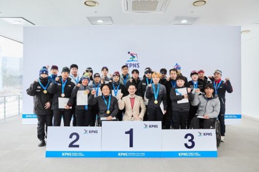 배동현 이사장(앞줄 가운데)이 수상한 선수들과 함께 단체 기념사진을 촬영하고 있다.