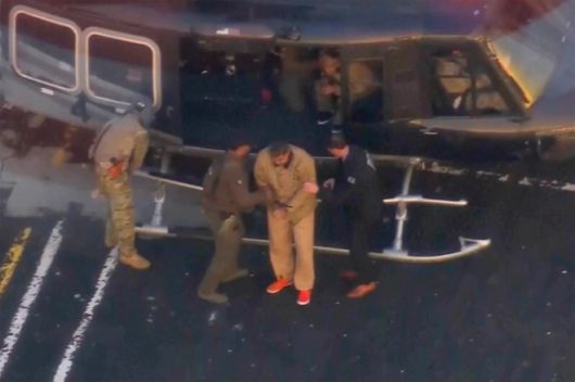 니콜라스 마두로 베네수엘라 대통령이 5일(현지시간) 미국 뉴욕 맨해튼 연방법원에  출석하기 위해 헬기에서 내리고 있다. WABC AP 연합뉴스