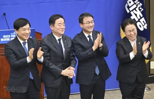 한병도(왼쪽 세 번째) 더불어민주당 신임 원내대표가 11일 국회에서 열린 원내대표 선출 의원총회에서 당선 직후 신임 최고위원 3명과 함께 인사를 하고 있다. 민주당은 이날 최고위원 3명에 대한 보궐선거도 진행했다. 왼쪽부터 이성윤·강득구 최고위원, 한 원내대표, 문정복 최고위원. 이지훈 기자