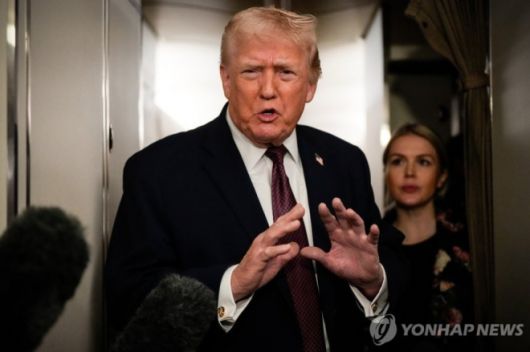 11일(현지시간) 도널드 트럼프 대통령이 플로리다 팜비치에서 출발해 백악관으로 돌아오는 전용기 에어포스원에서 기자들과 이야기하고 있다. 2026.1.11