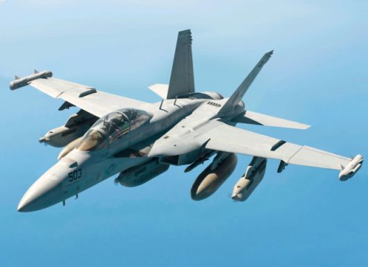 미 해군의 EA-18G 그라울러 전자전기가 비행하고 있다. F/A-18 슈퍼 호넷을 기반으로 제작된 이 기체는 적 레이더와 통신을 교란·무력화하는 전자공격 임무를 수행하며, 미 해군에서는 전투기 계열 항공기로 분류된다. 위키미디어 커먼즈