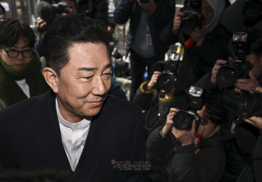 김병기 전 더불어민주당 원내대표가 12일 서울 여의도 더불어민주당 중앙당사에서 열린 윤리위원회에 출석하고 있다. 2026.1.12 이지훈 기자