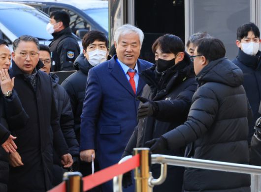 전광훈 사랑제일교회 목사가 13일 서울서부지법에서 열린 구속 전 피의자 심문(영장실질심사)에 출석하며 웃고 있다. 2026.1.13 연합뉴스