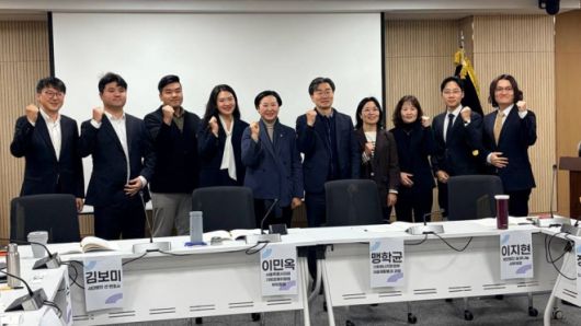 ‘서울시 의류섬유순환 생태계 조성과 제도 마련을 위한 정책 포럼’에서 참석자들이 기념촬영을 하고 있다.