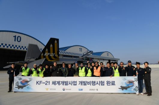 한국형 전투기 KF-21의 최종 개발 비행시험을 마친 시제 4호기 앞에서 시험 조종사와 한국항공우주산업(KAI)·방위사업청 관계자들이 기념 촬영을 하고 있다. KF-21은 단계적 개량을 전제로 한 설계를 바탕으로 체계개발 막바지에 들어섰다. 2026.1.13 방위사업청 제공