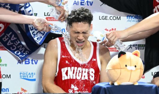 경기 후 형들에게 물세례를 받는 다니엘. 2026.1.13 KBL 제공