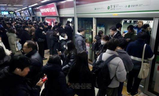 지하철 ‘북적’ - 13일 오전 서울 송파구 잠실역 2호선에서 파업 여파로 평소보다 많은 시민들이 열차를 타고 내리는 모습. 이지훈 기자