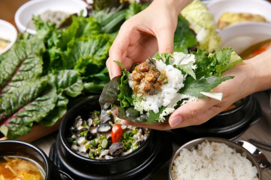 채소와 발효 식품을 중심으로 한 한식 식단. 장수 연구자들은 가공식품을 줄이고 이런 항염 식단을 꾸준히 유지하는 것이 노화 관리에 도움이 된다고 설명한다. 123rf