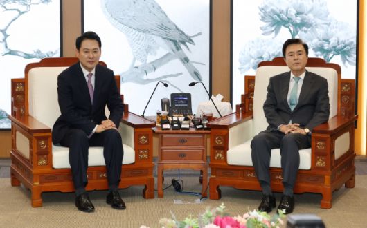 장동혁 국민의힘 대표가 14일 오후 충남 홍성 충남도청을 찾아 김태흠 충남지사와 대화하고 있다.