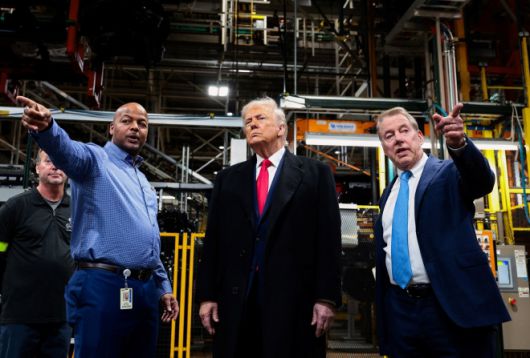 지난 13일 도널드 트럼프 대통령이 미시간주 디어본의 포드 공장을 둘러보고 있다. 로이터 연합뉴스