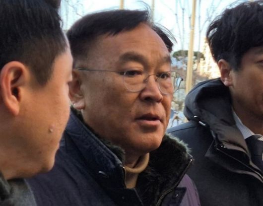 김진하 강원 양양군수가 2일 오전 강원 춘천지법 속초지원에 구속 전 피의자 심문(영장실질심사)을 받기 위해 출석하고 있다. 2025.1.2 연합뉴스