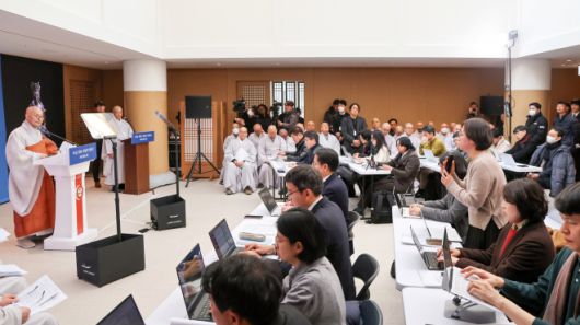 진우 스님이 새해 종무 일정 발표 뒤 기자들과 일문일답 시간을 갖고 있다. 조계종 제공