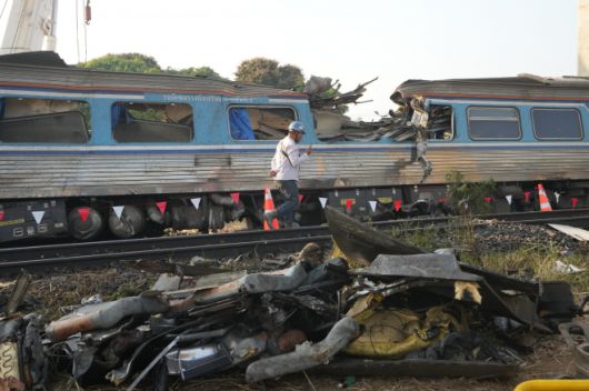 태국 나콘랏차시마주 고속철도 공사 현장에서 크레인이 무너지며 달리던 열차를 덮쳐 최소 32명의 사망자를 초래한 사건이 일어난 다음날인 15일(현지시간) 열차 잔해가 보이고 있다. 2026.1.15 AP 연합뉴스