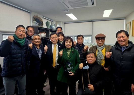 감사패 수상 후 참석자들과 기념촬영을 하는 왕정순 의원