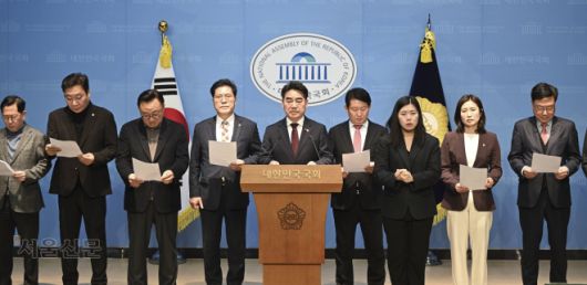 국민의힘 소장파 모임 ‘대안과 미래’ 간사인 이성권(왼쪽 다섯 번째) 의원이 14일 국회에서 기자회견을 열고 당 중앙윤리위원회의 한동훈 전 대표 제명 결정에 대한 입장을 밝히고 있다. 왼쪽부터 ‘대안과 미래’ 소속 유용원·정연욱·고동진·송석준 의원, 이 의원, 권영진 의원, 한 사람 건너 김소희·서범수 의원. 이지훈 기자