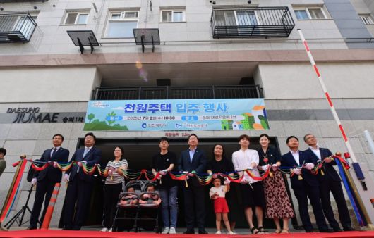 같은 해 7월 2일 미추홀구 숭의 대성지움애 1차에서 열린 ‘천원주택 입주 행사’에서 참석자들과 테이프 커팅식을 하고 있는 유 시장. 인천시 제공