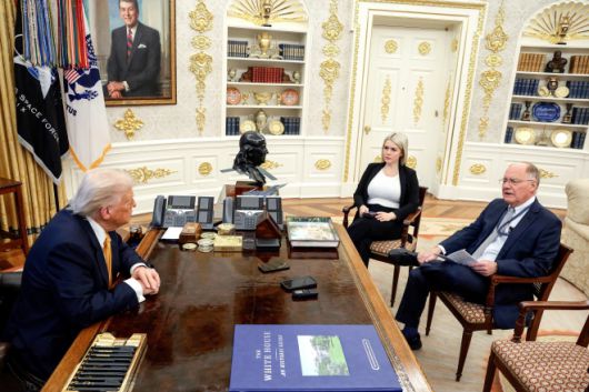 도널드 트럼프 미국 대통령이 14일(현지시간) 워싱턴 백악관 집무실에서 로이터 백악관 출입기자 스티브 홀랜드와 단독 인터뷰를 하고 있다. 로이터 연합뉴스