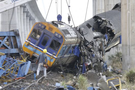 14일(현지시간) 태국 나콘랏차시마주 고속철도 공사 현장에서 무너진 크레인이 덮쳐 파손된 열차 잔해 속에서 구조대원들이 수색 작업을 벌이고 있다. 2025.1.14 EPA 연합뉴스