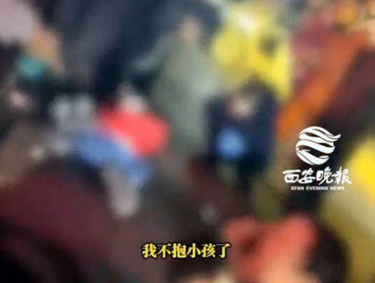 중국 소후닷컴 등에 따르면 13일 밤 9시쯤 중국 후난성 사오양시 다샹구에서는 길거리 유괴 의심 신고가 접수됐다. 관련 영상에는 아기 엄마의 비명과 이를 듣고 몰려든 행인들이 한 여성을 제압하는 모습이 담겨 있었다. 현지 경찰 조사 결과 이는 오해에서 비롯된 해프닝으로 드러났다. 사진은 제압당한 여성. 2026.1.14 소후