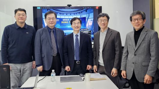 한반도문화관광연구원 주최로 열린 ‘제3차 관광 상생포럼’에 참여한 전문가들이 기념 촬영을 하고 있다. 왼쪽부터 정철 한양대학교 관광대학원장, 김대관 경희대 하스피탤리티 경영학과 교수(전 한국문화관광연구원 원장), 김형우 한반도문화관광연구원 원장(전 한국관광기자협회 회장), 김현환 경희대 관광대학원 특임교수(전 문체부 제1차관), 박정록 전 서울시관광협회중앙회 상근부회장. 사진: 한반도문화관광연구원 제공.