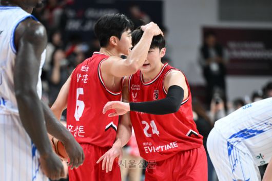 박지훈(왼쪽)이 14일 경기 안양 정관장 아레나에서 열린 2025~26 프로농구 안양 정관장과 대구 한국가스공사의 대결에서 문유현의 머리를 쓰다듬고 있다. 2026.1.14 KBL 제공