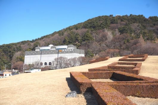 동래성 북문 내부의 복천동고분군과 복천박물관. 동래가 가야시대에도 상당한 세력을 가진 정치집단의 본거지였음을 알려준다.