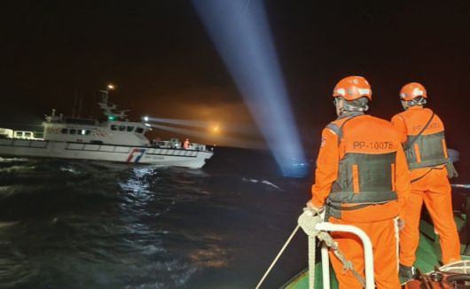 추락한 전투기를 수색하고 있는 대만 해양경찰. 자료사진