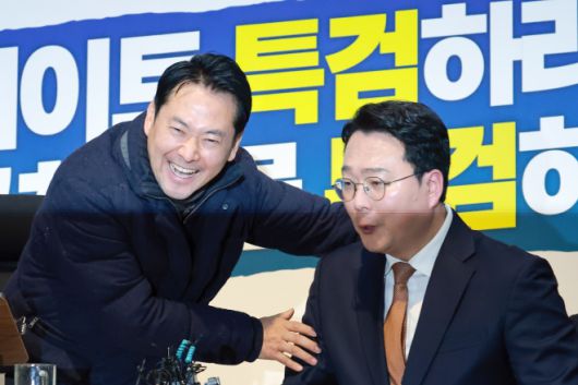 국민의힘 장동혁 대표 단식 농성장 찾은 개혁신당 천하람 원내대표 - 통일교의 정치권 로비 의혹, 공천헌금 의혹과 관련한 특검법 수용을 촉구하며 단식 농성하고 있는 국민의힘 장동혁 대표(왼쪽)가 16일 국회에서 2차 종합특검법안 반대 필리버스터를 마치고 로텐더홀 농성장을 방문한 개혁신당 천하람 원내대표와 대화하고 있다. 연합뉴스