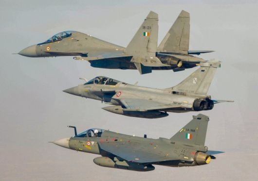 인도 공군이 운용 중인 전투기들. 위부터 Su-30MKI, 라팔(Rafale), 테자스(Tejas). 인도는 파키스탄과의 공중전 이후 자국 공군 전력 성과를 강조하고 있다. 자료사진
